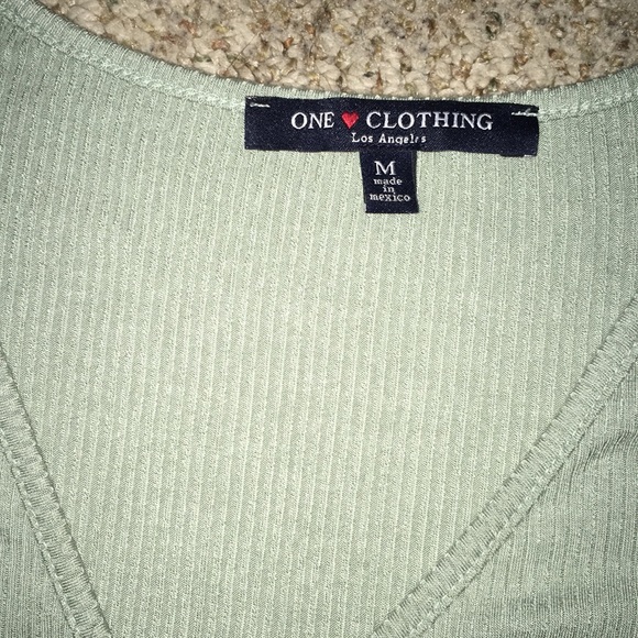 Cute ribbed v-neck shirt🌿 - Picture 2 of 4